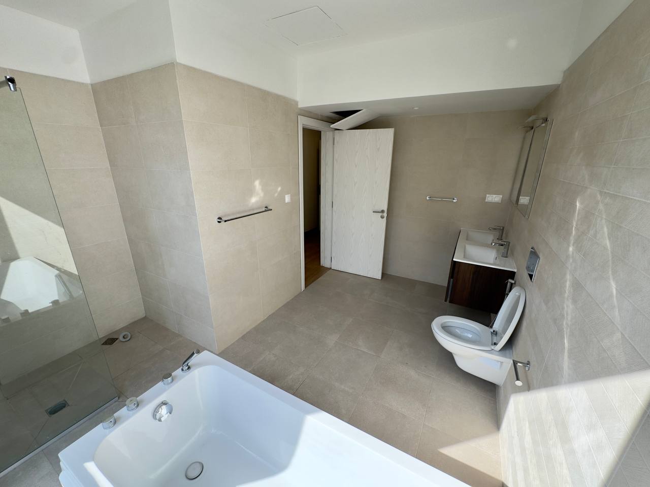 photo_5879688019684560093_y